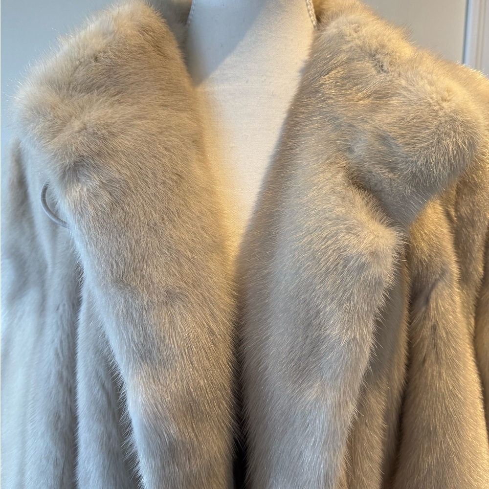Gorgeous luxurious silver mink vintage full length coat! Original owner warm